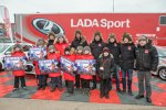 Die Lada-WTCC-Fahrer posieren mit Fans