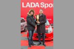 Rob Huff (Lada) übergibt symbolisch den Macao-Pokal