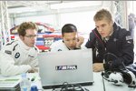 Motorsport-Total.com-Redakteur Stefan Ziegler mit Albert Lau (Mitte) und Jesse Krohn (rechts)