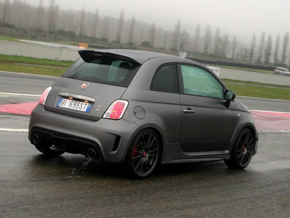 Abarth 695 Biposto: Premiere Grau in Grau