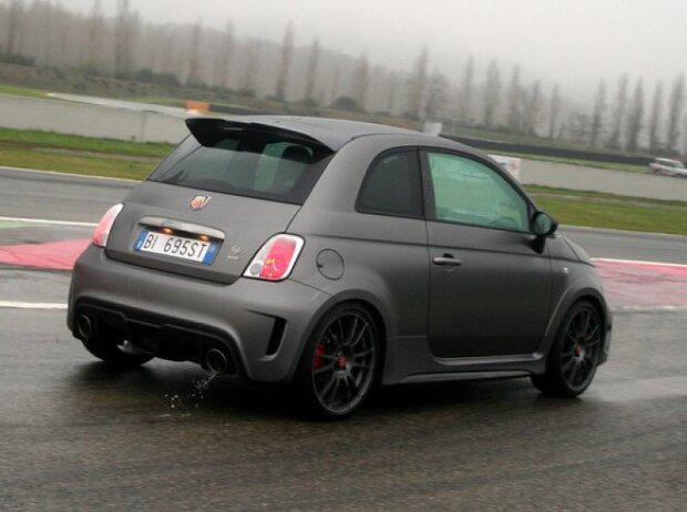 Abarth 695 Biposto: Premiere Grau in Grau 