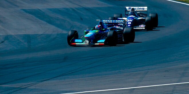 Formel 1 Pin F1 Grand Prix 2000 Silverstone schwarzes FZG auf Fahne Maße 45x35