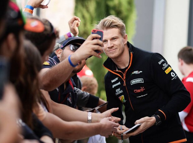 Nico Hülkenberg mit Fans