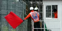 Streckenposten zeigen in Suzuka die rote Flagge