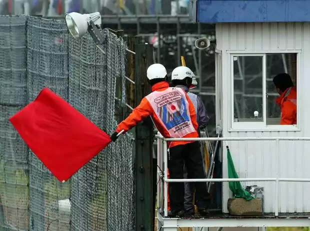 Streckenposten zeigen in Suzuka die rote Flagge Titel-Bild zur News: Streckenposten zeigen in Suzuka die rote Flagge