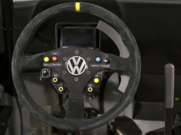 Lenkrad mit Schaltwippe im Volkswagen Polo R WRC Lenkrad mit Schaltwippe im Volkswagen Polo R WRC