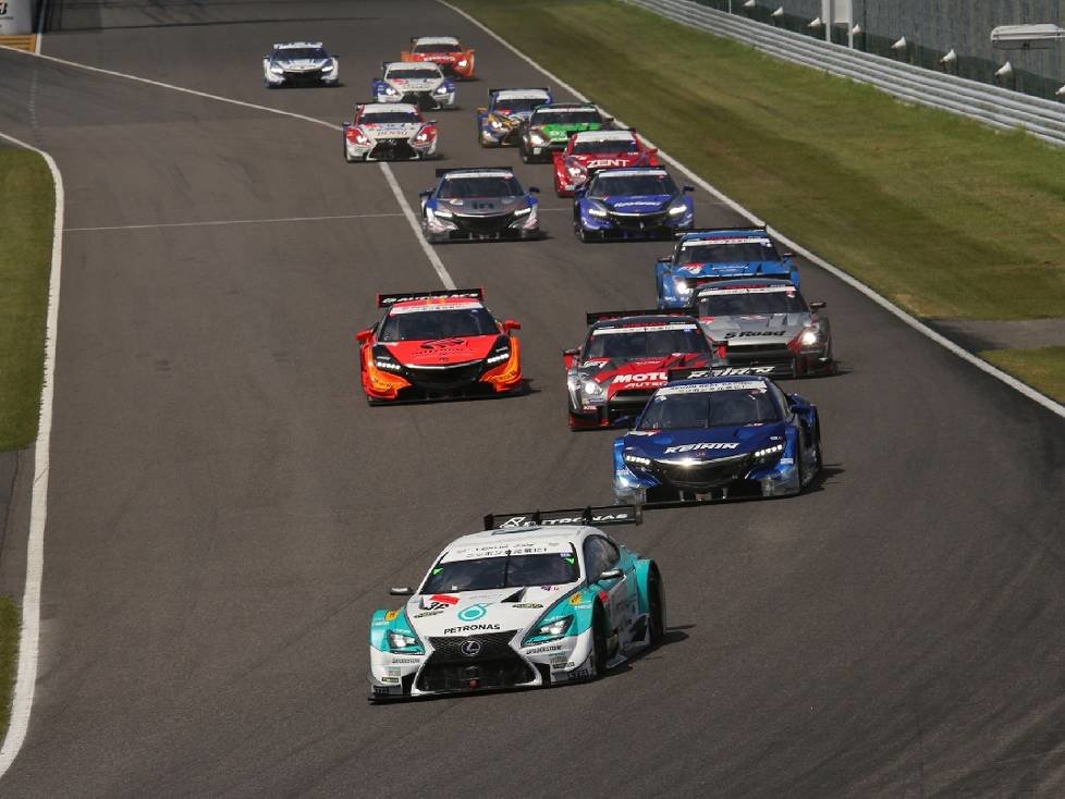 Japanische Super GT Series 2014.  Rennen 6, GT 500, Suzuka, Japan. 30. - 31. August 2014. Rennstart