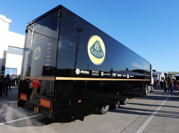 Titel-Bild zur News: Lotus-Truck bei Formel-1-Tests in Jerez