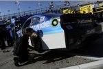 Der Hendrick-Chevy von Dale Earnhardt Jun. wird für das Freie Training vorbereitet