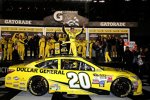 Premiere: Matt Kenseth (Gibbs) in der Victory Lane des Sprint Unlimited