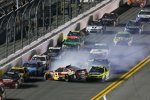 Big One in Runde 45: Jamie McMurray (1) wurde von Greg Biffle (16) umgedreht