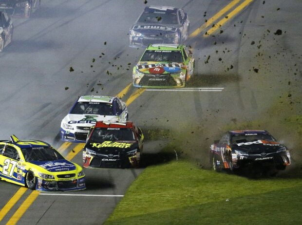 Denny Hamlin, Paul Menard Denny Hamlin, Paul Menard