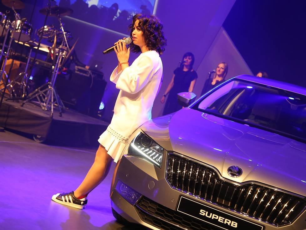 Aura Dione singt bei der Weltpremiere des Skoda Superb 2015 in Prag