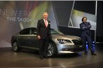 Vorstandsvorsitzende Prof. Dr. h.c. Winfried Vahland und Skoda-Chefdesigner Jozef Kaba? präsentierten den neuen Skoda Superb bei der Weltpremiere in Prag.