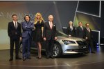 Model und Schauspielerin Adriana Karembeu, der Skoda-Vorstandsvorsitzende Prof. Dr. h.c. Winfried Vahland und Skoda-Chefdesigner Jozef Kaba? präsentierten zusammen mit dem Skoda Vorstand den neuen SkodaSuperb bei der Weltpremiere in Prag.