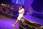 Die Performance der dänischen Chart-Stürmerin Aura Dione bei der Weltpremiere des neuen Skoda Superb 2015 in Prag.