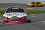 Michael McDowell (Leavine) und Joey Logano (Penske)