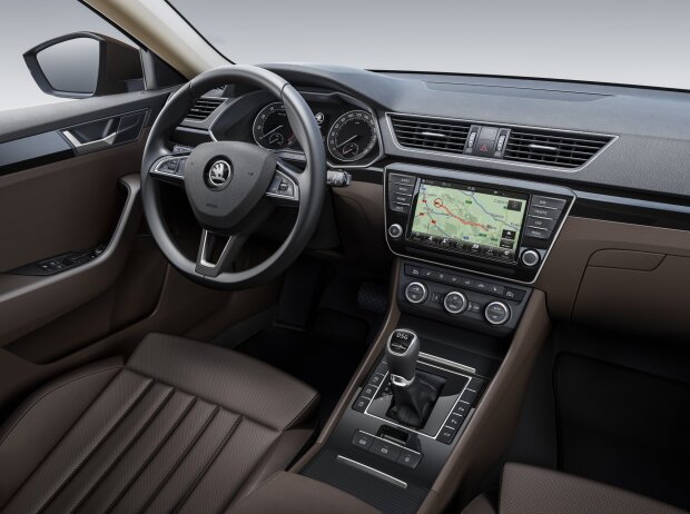 Innenraum mit Cockpit des neuen Skoda Superb 2015