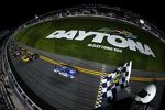 Duel 1: Dale Earnhardt Jun. (Hendrick) gewinnt vor Jeff Gordon (Hendrick) und Joey Logano (Penske)
