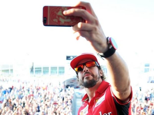 Titel-Bild zur News: Fernando Alonso, Selfie, Social Media