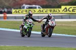 Leon Haslam vor Jonathan Rea 