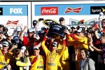 Joey Logano bejubetl seinen ersten Daytona-500-Sieg