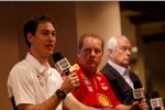 Joey Logano (Penske), Todd Gordon und Roger Penske 