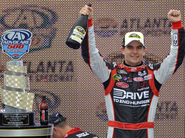 Jeff Gordon jubelt über seinen Atlanta-Sieg 2011 Jeff Gordon jubelt über seinen Atlanta-Sieg 2011