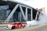 NASCAR-Champion Kevin Harvick (Stewart/Haas) zelebriert Burnouts vor dem Atlanta Motor Speedway