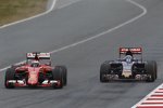 Kimi Räikkönen (Ferrari) und Carlos Sainz jun. (Toro Rosso) 