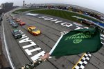 Start zum Folds of Honor QuikTrip 500 mit Joey Logano (Penske) an der Spitze