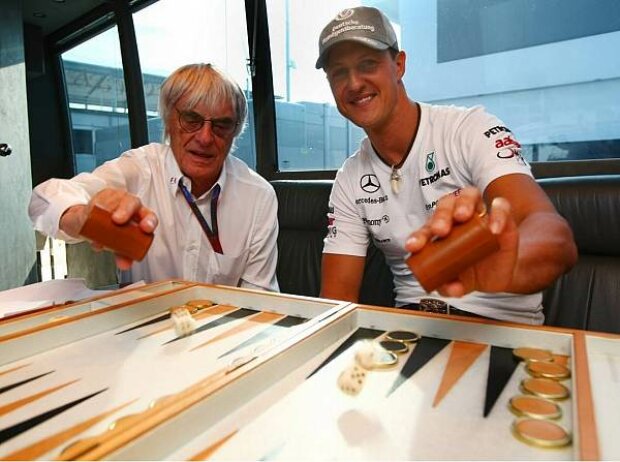 Titel-Bild zur News: Bernie Ecclestone und Michael Schumacher beim Backgammon-Spielen