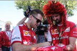 Sebastian Vettel (Ferrari) schreibt Autogramme