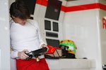 Roberto Merhi (Manor Marussia) studiert das Lenkrad