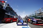 Ein Mercedes, ein Formelauto und ein V8-Supercar in der Boxengasse