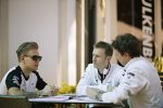 Kevin Magnussen im Gespräch mit seinen Ingenieuren