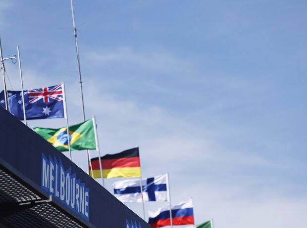 Titel-Bild zur News: Melbourne, Flaggen, Sonne