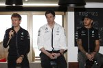 Nico Rosberg (Mercedes), Toto Wolff und Lewis Hamilton (Mercedes) 