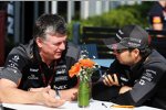 Otmar Szafnauer und Sergio Perez (Force India) 