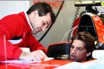 Roberto Merhi (Manor Marussia) sitzt bereits im Auto