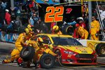 Joey Logano führt, fällt aber dann zurück