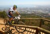 Bild zum Inhalt: DTM-Pilot Scheider meistert 740-Kilometer-Radrennen