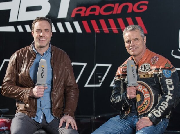 Jan Stecker (r.) und Experte Patrick Simon moderieren bei SPORT1 die GT Masters und die Formel 4 Jan Stecker (r.) und Experte Patrick Simon moderieren bei SPORT1 die GT Masters und die Formel 4