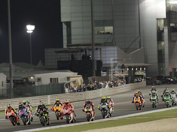 Titel-Bild zur News: Start zum MotoGP-Rennen in Doha, Katar 2014