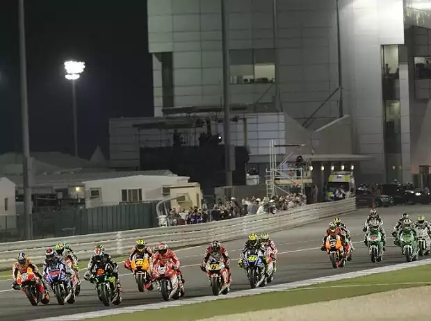 Start zum MotoGP-Rennen in Doha, Katar 2014 Titel-Bild zur News: Start zum MotoGP-Rennen in Doha, Katar 2014