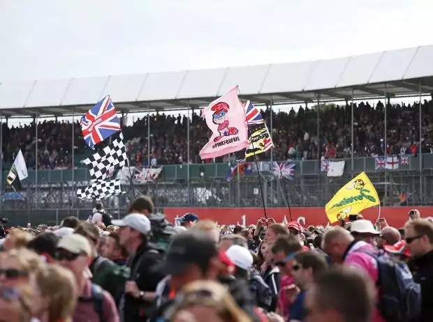 Fans in Silverstone Titel-Bild zur News: Fans in Silverstone