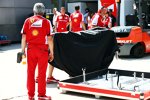 Ferrari-Fracht kommt im Paddock an