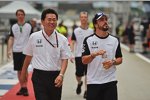 Yasuhisa Arai und Fernando Alonso (McLaren) 
