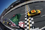 Start zum STP 500 mit Joey Logano (Penske) und Ryan Newman (Childress) in Reihe eins