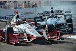 Die Berührung der Penske-Teamkollegen Juan Pablo Montoya und Will Power in Kurve 10